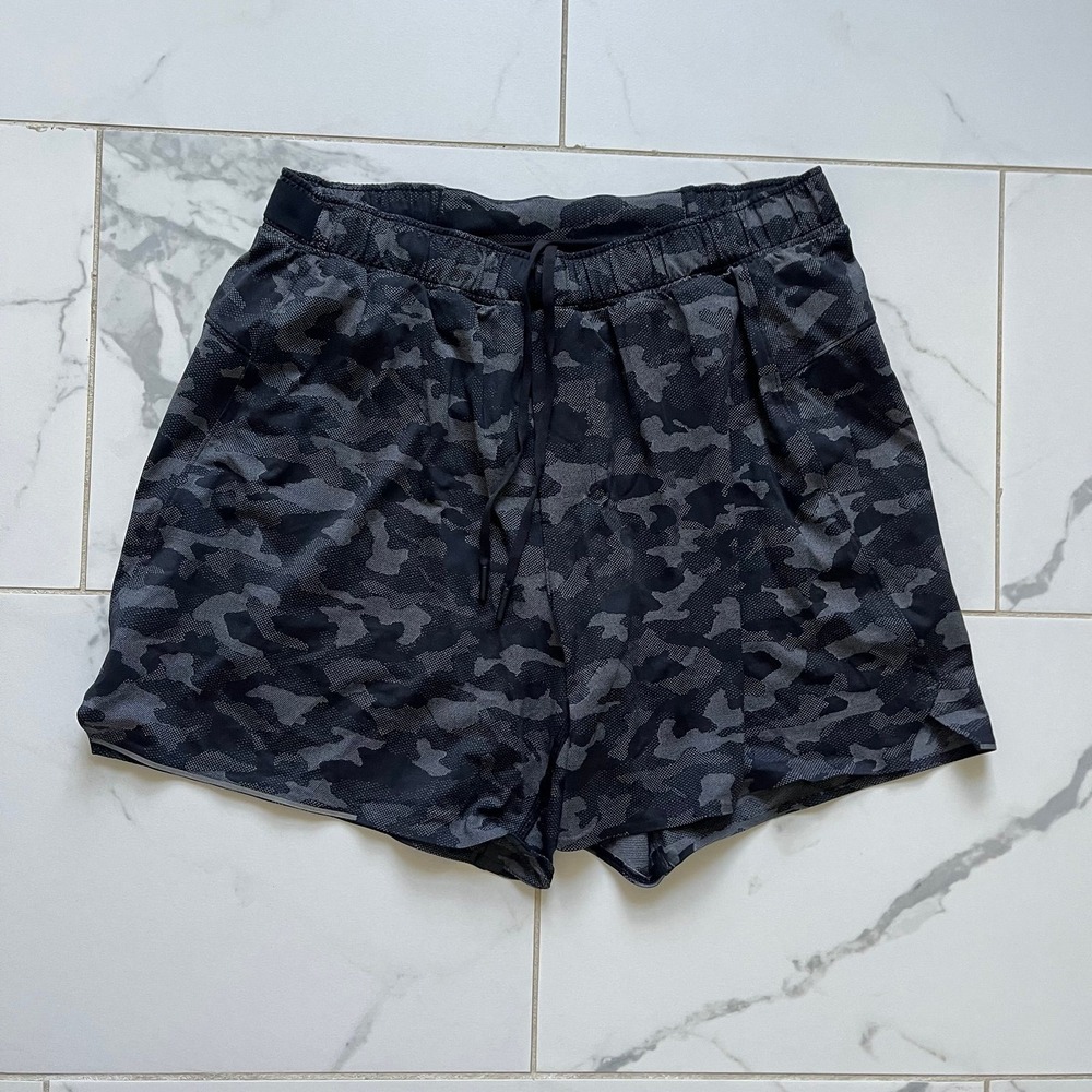 Lululemon men's surge 6' shorts black camo print lined sz medium